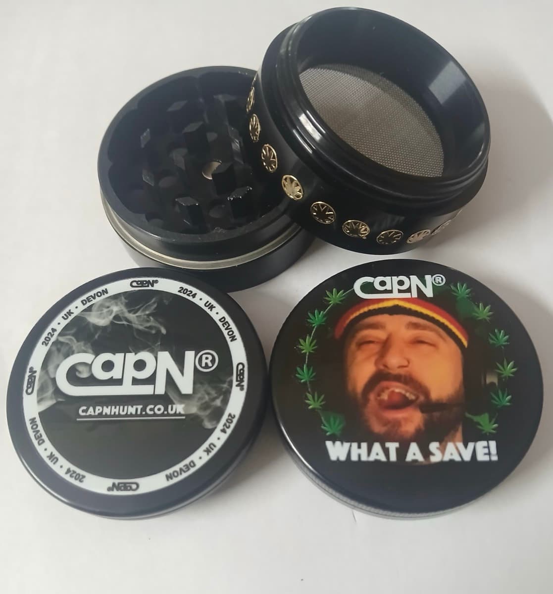 Black 4-part grinder with two full-colour UV printed CapN lids